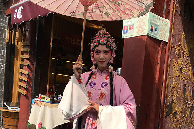 重慶古い町京劇姿