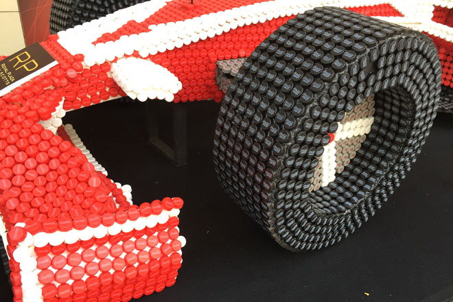 F1 ペットボトルのキャップで作られていました