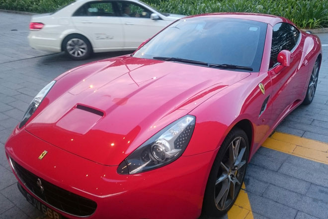 マリーナベイ・サンズ レンタル用のフェラーリ