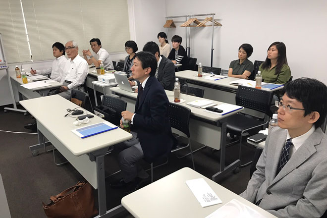 みんな真剣に聞いています
